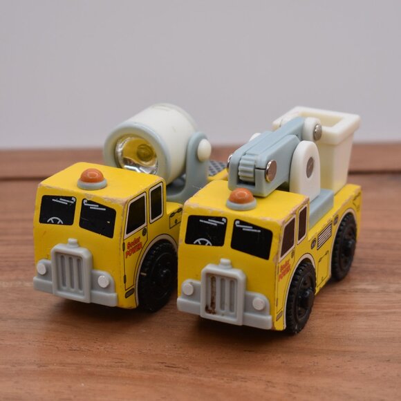 Spotlight Lorry and Cherry Picker Thomas and Friends Wooden Railway Engine Train - Picture 1 of 9